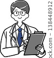 一位男醫生拿著文件夾，正在寫東西。 138448912