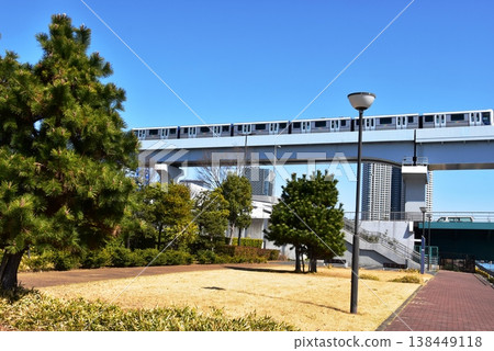 東京江東區的豐洲 Gururi 公園步道、有明北橋和百合海鷗線。 138449118