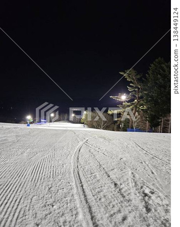 夜幕降臨,滑雪勝地一片寂靜。 夜幕降臨,滑雪勝地一片寂靜。 138449124