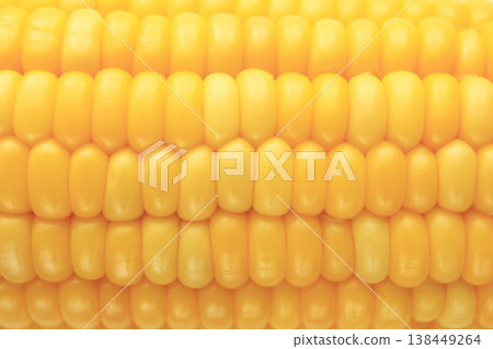整根玉米棒橫著放。 整根玉米棒橫著放。 138449264