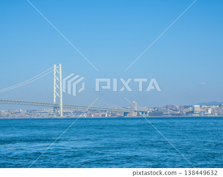 Akashi Kaikyo Bridge (Kobe City, Hyogo Prefecture) *Background is Kobe City Akashi Kaikyo Bridge (Kobe City, Hyogo Prefecture) *Background is Kobe City 138449632
