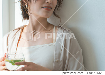 喝排毒水、檸檬水和薄荷水的女性。 喝排毒水、檸檬水和薄荷水的女性。 138449665