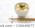 蝦仁飯，上面撒上紫蘇葉 138449677