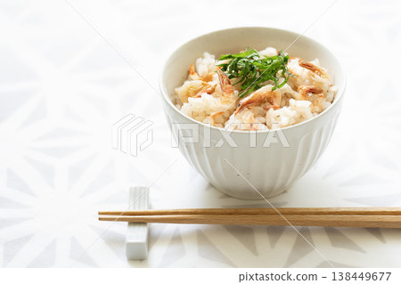 蝦仁飯,上面撒上紫蘇葉 蝦仁飯,上面撒上紫蘇葉 138449677