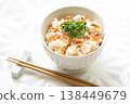 蝦仁飯，上面撒上紫蘇葉 138449679