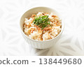 蝦仁飯，上面撒上紫蘇葉 138449680