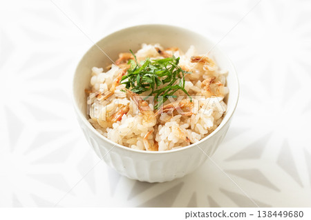 蝦仁飯，上面撒上紫蘇葉 138449680
