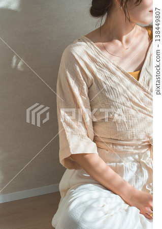 夕陽西下,窗邊站著一位女士(模特兒、時尚、光線、陰影) 夕陽西下,窗邊站著一位女士(模特兒、時尚、光線、陰影) 138449807