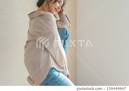 高腳椅,身穿牛仔服的女模特兒坐在椅子上 高腳椅,身穿牛仔服的女模特兒坐在椅子上 138449947