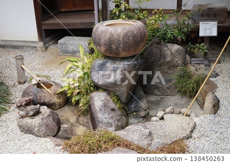 以水琴窟（水琴洞）和築拜（石盆）為特色的傳統日式庭園景觀。 138450263
