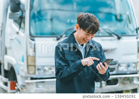 卡車司機正在使用智慧型手機 卡車司機正在使用智慧型手機 138450291