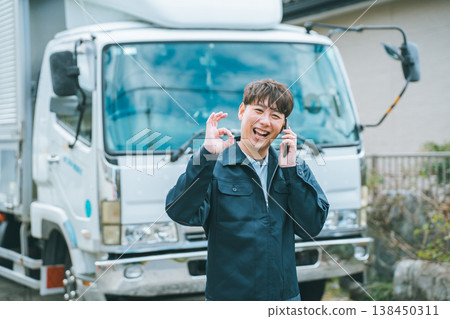 卡車司機正在用智慧型手機打電話 138450311