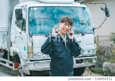 卡車司機正在用智慧型手機打電話 卡車司機正在用智慧型手機打電話 138450312