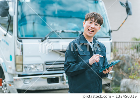 卡車司機和平板電腦 138450319