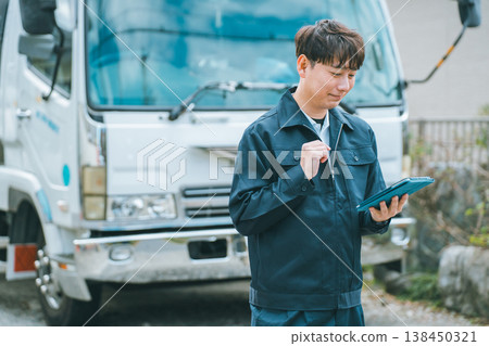 卡車司機和平板電腦 138450321