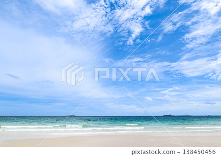 湛藍天空下的海灘 湛藍天空下的海灘 138450456