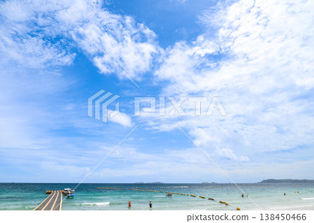 湛藍天空下的沙灘與浮動碼頭 138450466