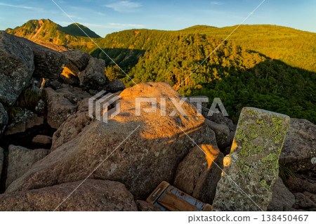 從八岳北部的荷嶽山上眺望天狗山和中山的晨景。 138450467