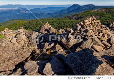 從八岳北部的中山眺望立科山和北阿爾卑斯山脈。 138450954
