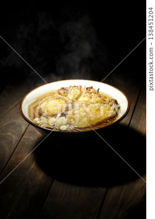 熱氣騰騰的天婦羅蕎麥麵 熱氣騰騰的天婦羅蕎麥麵 138451204