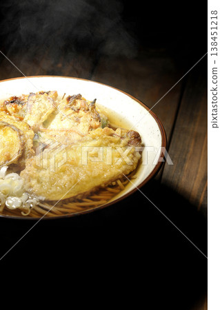 熱氣騰騰的天婦羅蕎麥麵 熱氣騰騰的天婦羅蕎麥麵 138451218