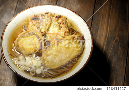 熱氣騰騰的天婦羅蕎麥麵 138451227