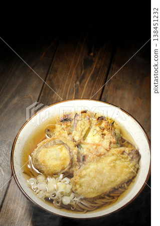 Piping hot tempura soba 138451232