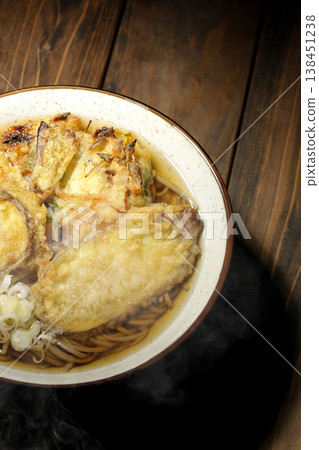 熱氣騰騰的天婦羅蕎麥麵 熱氣騰騰的天婦羅蕎麥麵 138451238