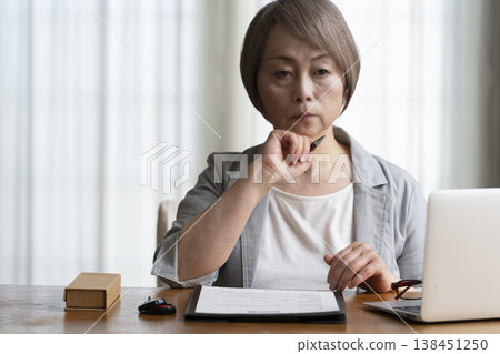 老年婦女不願意簽署合約——負面 老年婦女不願意簽署合約——負面 138451250