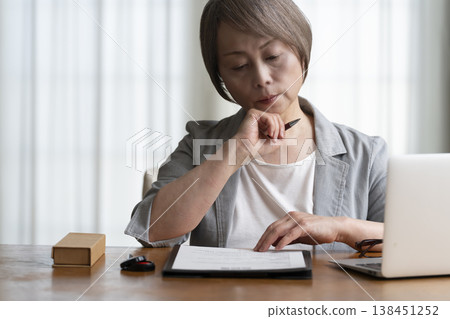 老年婦女不願意簽署合約——負面 138451252