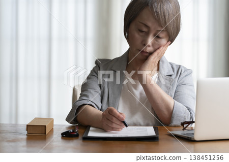 老年婦女不願意簽署合約——負面 老年婦女不願意簽署合約——負面 138451256