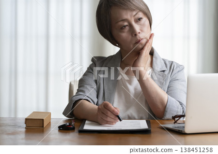 老年婦女不願意簽署合約——負面 138451258