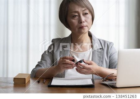 老年婦女不願意簽署合約——負面 老年婦女不願意簽署合約——負面 138451263