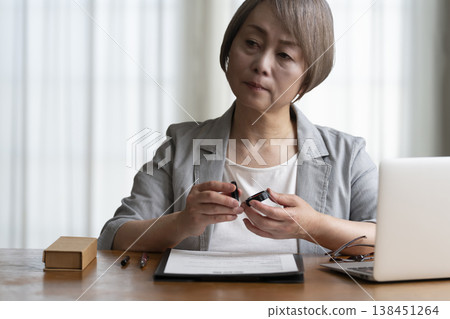 老年婦女不願意簽署合約——負面 老年婦女不願意簽署合約——負面 138451264