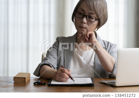 老年婦女不願意簽署合約——負面 老年婦女不願意簽署合約——負面 138451272