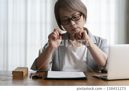 老年婦女不願意簽署合約——負面 老年婦女不願意簽署合約——負面 138451273