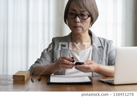 老年婦女不願意簽署合約——負面 老年婦女不願意簽署合約——負面 138451278