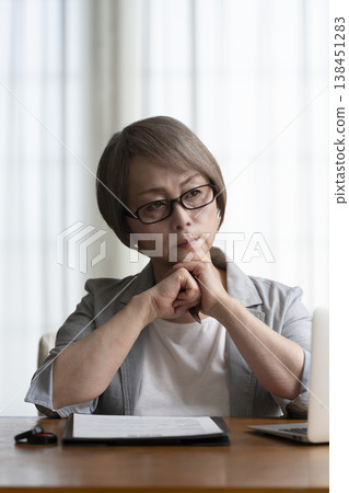 老年婦女不願意簽署合約——負面 老年婦女不願意簽署合約——負面 138451283