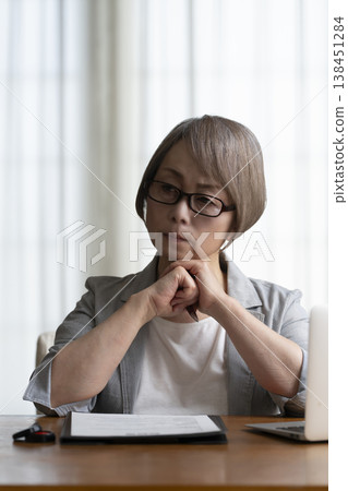 老年婦女不願意簽署合約——負面 老年婦女不願意簽署合約——負面 138451284
