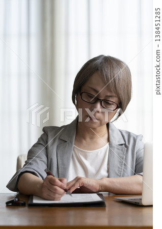 老年婦女不願意簽署合約——負面 老年婦女不願意簽署合約——負面 138451285