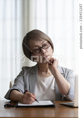 老年婦女不願意簽署合約——負面 138451287