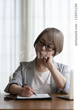 老年婦女不願意簽署合約——負面 老年婦女不願意簽署合約——負面 138451288