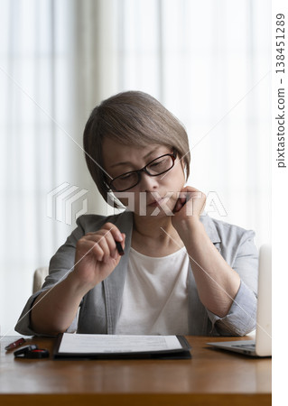 老年婦女不願意簽署合約——負面 老年婦女不願意簽署合約——負面 138451289