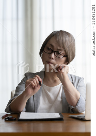 老年婦女不願意簽署合約——負面 老年婦女不願意簽署合約——負面 138451291