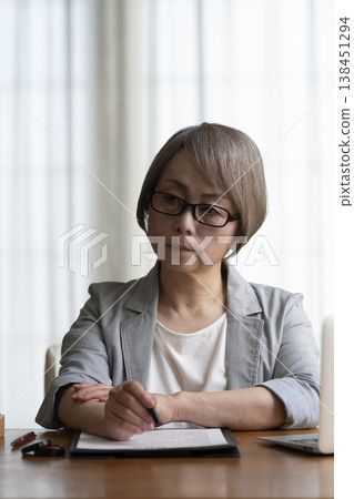 老年婦女不願意簽署合約——負面 老年婦女不願意簽署合約——負面 138451294