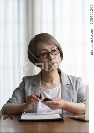 老年婦女不願意簽署合約——負面 138451296