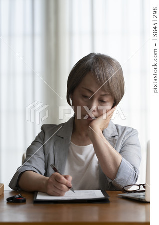 老年婦女不願意簽署合約——負面 老年婦女不願意簽署合約——負面 138451298