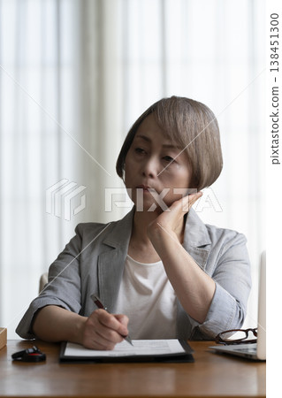 老年婦女不願意簽署合約——負面 老年婦女不願意簽署合約——負面 138451300