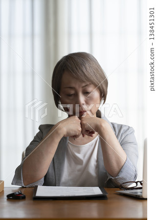 老年婦女不願意簽署合約——負面 老年婦女不願意簽署合約——負面 138451301