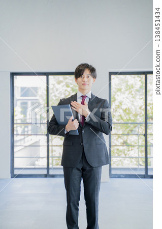 從事房地產行業的商人,手放在胸前。 從事房地產行業的商人,手放在胸前。 138451434